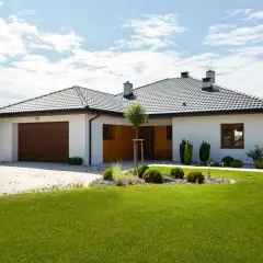 Nowoczesny dom pod klucz, co to znaczy? Gotowy do zamieszkania, z garażem i zadbanym ogrodem.