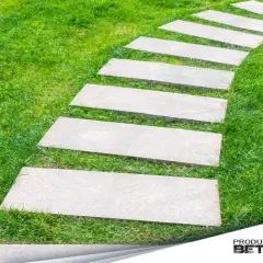 Ścieżka z prostokątnych płyt betonowych wije się przez soczystą zieleń trawnika. Obrzeża trawnikowe z kostki betonowej tworzą elegancką całość.