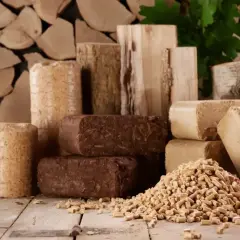 Różne rodzaje brykietów i pelletu drzewnego, które pomogą Ci ocenić, ile kosztuje tona pelletu.