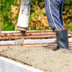 Robot wylewa beton na zbrojenie płyty fundamentowej. Odpowiedni beton na płytę fundamentową to klucz do trwałej budowy.