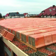 Budowa stropu Akermana z pustaków ceramicznych. Widać rzędy pustaków przygotowanych do ułożenia, tworzące solidną konstrukcję.
