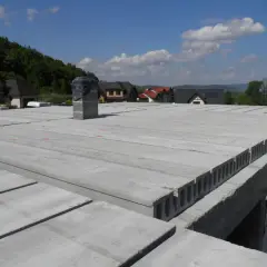 Płyty stropowe żelbetowe, popularne rozwiązanie, gdy szukamy, jaki strop najtańszy. Widok na budowę z gotowym stropem.
