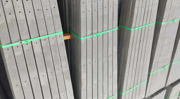 Stojaki betonowe, gotowe do montażu. Sprawdź nasz słupki betonowe cennik i wybierz najlepsze rozwiązanie dla swojej inwestycji.