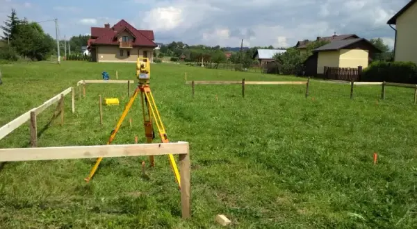 Ile kosztuje geodeta wytyczenie budynku? Sprawdź, co wpływa na ceny
