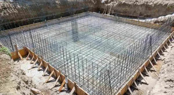 Fundament zbrojony pod budowę. Wzrost cen stali wpływa na koszty inwestycji.