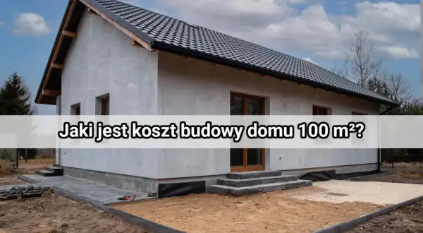 Dom w trakcie budowy, szary tynk, ciemny dach. Napis: "Jaki jest koszt budowy domu 100 m²?".