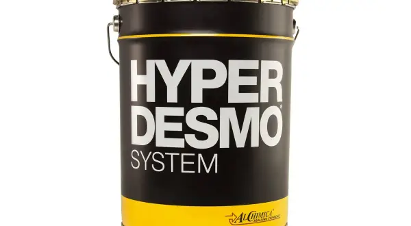 Czarny metalowy pojemnik z napisem HYPER DESMO SYSTEM. Idealny do profesjonalnych zastosowań budowlanych.