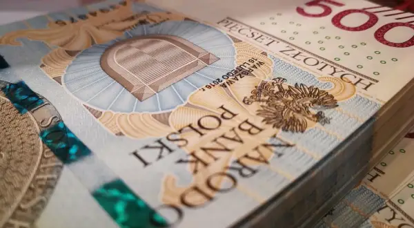 Stos polskich banknotów 500 złotych.