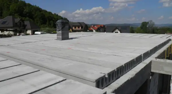 Płyty stropowe żelbetowe, popularne rozwiązanie, gdy szukamy, jaki strop najtańszy. Widok na budowę z gotowym stropem.