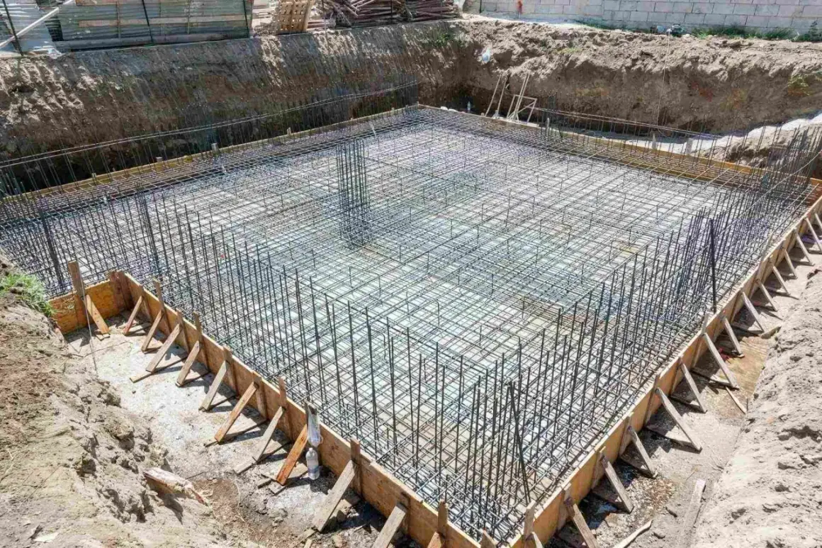 Fundament zbrojony pod budowę. Wzrost cen stali wpływa na koszty inwestycji.