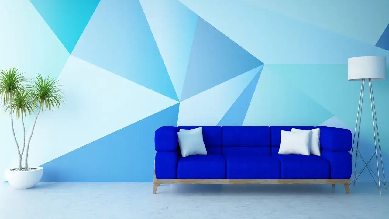 Nowoczesny salon z niebieską kanapą i geometrycznym malowaniem ścian. Sprawdź artystyczne malowanie ścian cennik.