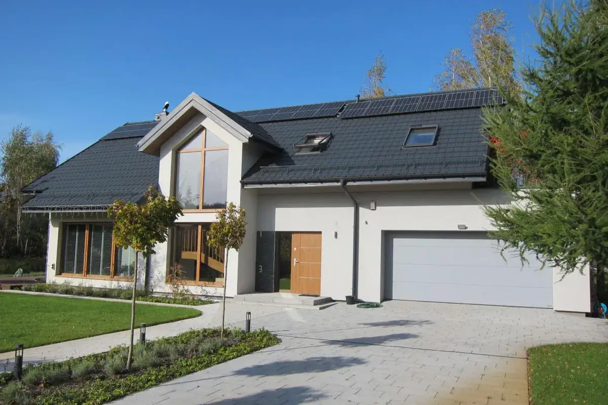 Nowoczesny dom z panelami słonecznymi. Szacowany koszt budowy domu 100m2.
