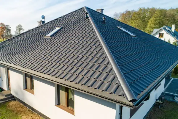 Nowoczesny dom z ciemnoszarą blachodachówką. Różne rodzaje blachodachówki oferują trwałość i estetykę.