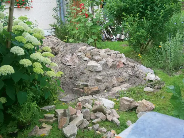 Nowe rabata skalniaki projekty w trakcie tworzenia. Kopiec ziemi i kamieni czeka na ułożenie.
