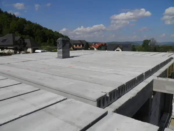 Płyty stropowe żelbetowe, popularne rozwiązanie, gdy szukamy, jaki strop najtańszy. Widok na budowę z gotowym stropem.